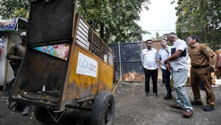 Penjabat Gubernur Jabar Bey Machmudin saat meninjau TPS3R Ence Azis di kawasan Gardujati, Kota Bandung, Senin (13/5). (Foto: Humas Jabar)