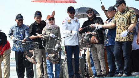 Kunker Komisi VI DPR meninjau Modeling Budidaya Ikan Nila Salin, Karawang, Jawa Barat, Jumat (21/6). (Foto: Dok DPR)