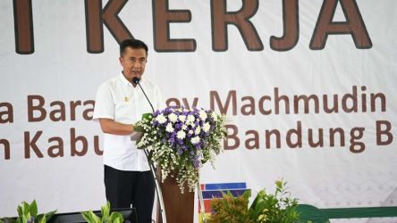 Pj Gubernur Jabar Bey Machmudin mengimbau camat di Bandung Barat untuk melibatkan masyarakat dalam program pelestarian lingkungan. (Foto: Humas Jabar)