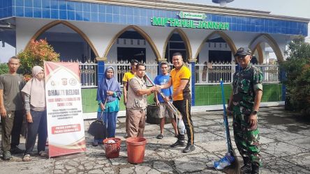 Kapolsek Leuwisari Iptu Pramono Adi SB saat melaksanakan bakti sosial. (Foto: Rdwan/RMJ)