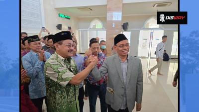 Prof Dr Budi Santoso bersalaman dengan rektor Unair Mohammad Nasih. (Foto: Disway)