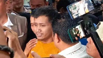 Pegi Setiawan meninggalkan tahanan Polda Jabar usai menang praperadilan kasus pembunuhan Vina Cirebon. (Foto: Repro)
