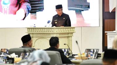 Pj Gubernur Jabar, Bey Machmudi dalam rapat paripurna DPRD Provinsi Jawa Barat. [Foto: Humas Jabar]