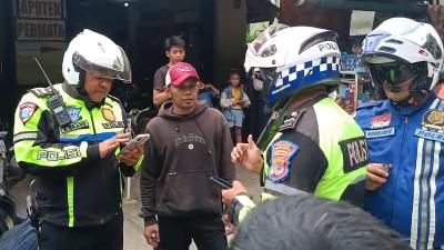 Anggota Sat Lantas Polres Purwakarta Gagalkan Pencurian Motor. [Foto: Dok Humas Polri]