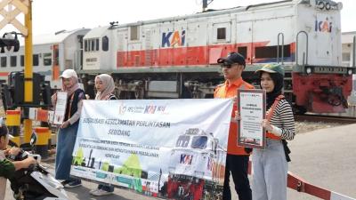 KAI Daop 2 Bandung Gencar Sosialisasi Bahaya di Jalur Kereta. [Foto" Dok Humas Jabar/RMJ]