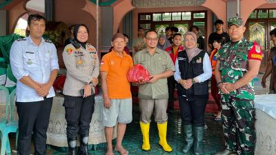 Ketua DPRD Kota Bekasi Sardi Efendi saat menyalurkan bantuan kepada warga terdampak banjir. - Dok Humas DPRD Kota Bekasi -