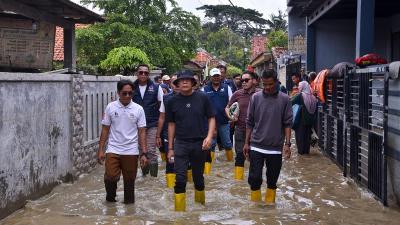 Wakil Ketua DPR RI Saan Mustopa saat meninjau banjir di Desa Karangligar, Telukjambe Barat, Karawang. - Dok DPR RI -