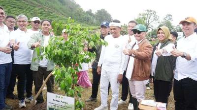 Gubernur Jabar Dedi Mulyadi bareng Menteri Kehutanan Raja Juli Antoni kompak melakukan aksi penghijauan di kawasan Puncak, Bogor.  --Dok. Humas Jabar --