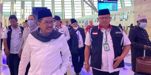 Wamenag Zainut Tauhid didampingi Direktur Pelayanan Haji dalam Negeri Saiful Mujab jelang kepulangan ke tanah air/Kemenag