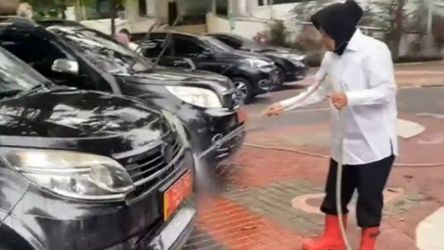 Mensos Tri Rismaharini sedang mencuci mobil pegawainya/Repro