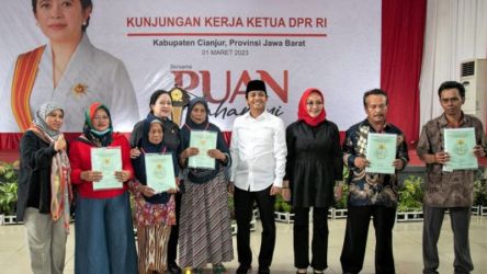 Ketua DPR RI Puan Maharani dengan Wamen ATR/BPN Raja Juli Antoni saat menyerahkan 100 sertifikat kepada warga Cianjur/Repro