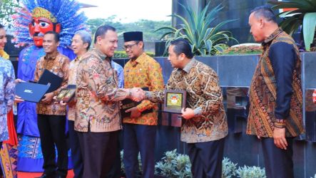 Walikota Tangerang Arief R Wismansyah menerima penghargaan dari KPK dalam Program Jelajah Negeri Bangun Anti Korupsi. (Foto: Dok Pemkot)