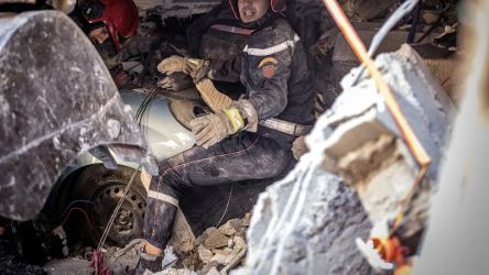 Petugas penyelamat mencari korban di reruntuhan gempa Maroko. (Foto: FADEL SENNA / AFP)