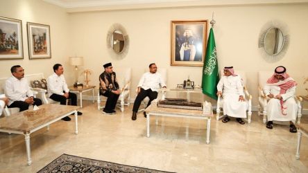 Menteri Agama Yaqut Cholil Qoumas melalukan kunjungan ke kediaman Duta Besar Arab Saudi untuk Indonesia, Faisal bin Abdullah Al-Mudi. (Foto: Dok Kemenag)