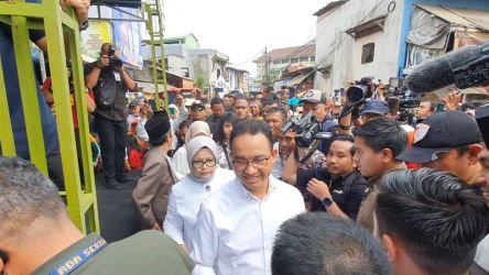 Anies Baswedan didampingi istrinya mengawali kampanye perdana Pemilu 2024 di Kampung Tanah Merah, Koja, Jakarta Utara, Selasa 28 November 2023. (Foto: Dok Media Indonesia)