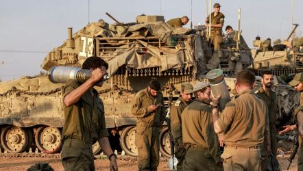 Pasukan militer Israel di sepanjang perbatasan antara Gaza dan Israel Selatan pada Minggu, 31 Desember 2023. Israel akan terus berperang dengan Hamas di Gaza sepanjang tahun 2024. -Menahem Kahana-AFP