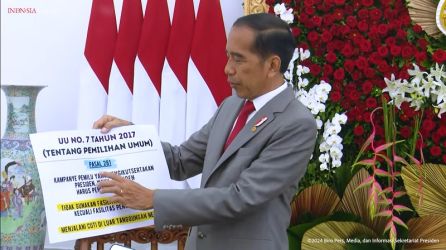 Presiden Jokowi menunjukan aturan presiden boleh berkampanye. (TangkapanLayar/YouTube Sekretariat Presiden)