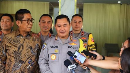 Kabaharkam Polri Komjen Pol Fadil Imran memberikan keterangan pers usai ditemui Politisi PDIP Henry Yosodiningrat. (Foto: Humas Polri)