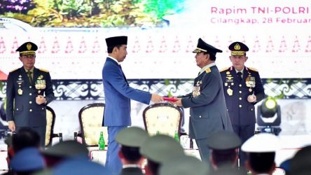 Presiden Joko Widodo menyerahkan keputusan kenaikan pangkat istimewa Prabowo Subianto sebagai Jenderal  bintang empat. (Foto: Foto: BPMI Setpres)