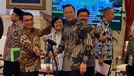 Menteri ATR/BPN  Agus Harimurti Yudhoyono (AHY) bersalaman dengan KSP Moeldoko. (Foto: Repro)