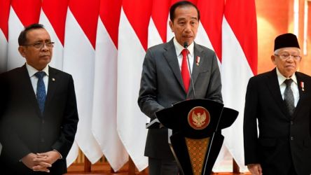 Presiden Jokowi menyampaikan keterangannya di Pangkalan TNI AU Halim Perdanakusuma, Jakarta, Senin, 4 Maret 2024. (Foto: Dok. BPMI Setpres)