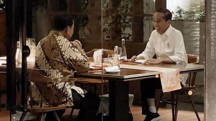Presiden Jokowi dalam satu pertemuan dengan Ketum Gerindra sekaligus Capres nomor urut 2. (Foto: Repro)
