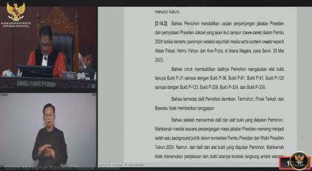 Hakim Mahkamah Konstitusi (MK) Daniel Yusmic Foekh saat pembacaan putusan MK. (Foto: YouTube MK)