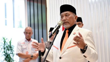 Presiden PKS Ahmad Syaikhu memberikan keterangan pers menyikapi Keputusan MK terkait sengketa Pilpres. (Foto: Dok DPP PKS)