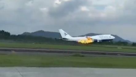 Pesawat Garuda Indonesia yang membawa 450 jamaah haji Sulawesi Selatan terbakar di bagian mesin kanan saat take off di Bandara Sultan Hasanuddin, Makassar. (Foto: Repro)