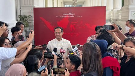 Mendikbudristek Nadiem Anwar Makarim memberikan keterangan di depan awak media, usai bertemu Presiden RI Jokowi, membahas perihal kenaikan UKT di Istana Merdeka, Jakarta pada Senin (27/5). (Foto: Repro)