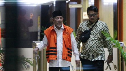 Tersangka Gubernur Malut Abdul Gani Kasuba (nonaktif), usai menjalani pemeriksaan terakhir sebagai tersangka, di Gedung Merah Putih KPK, Jakarta, Rabu (17/4) (Foto: Dok RM)