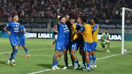 Pemain Persib merayakan gol ke gawang Madura United di Stadion Gelora Bangkalan, Jumat, 31 Mei 2024. (Foto: PERSIB.co.id)
