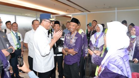 Menteri Perhubungan Budi Karya Sumadi saat berbincang dengan jemaah haji. (Foto: Repro)