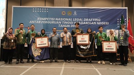 Sekjen Kemenag M. Ali Ramdhani bersama para Juara Kompetisi Nasional Penyusunan Legal Drafting Antar PTKN, Jakarta, Selasa (21/5/2024) (Foto: Dok Kemenag)
