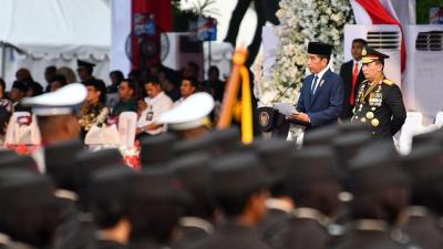 Presiden Jokowi memberikan sambutan upacara peringatan HUT Polri ke-78 atau Hari Bhayangkara yang digelar di Lapangan Monas, Jakarta, Senin (1/7). (Foto: Humas Setkab)